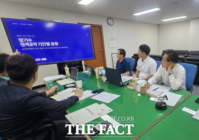민선9기 출범 준비를 위해 회의를 주재하는 장기수 천안시장 당선인. /장기수 당선인 인수위