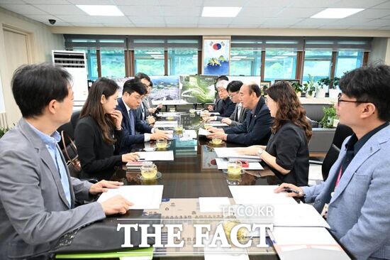 박형덕 경기 동두천시장(오른쪽 세 번째)이 최근 시를 방문한 이승규 주한미군기지지원단 부단장 등에게 미군공여지 관련 주요 현안과 지역발전사업 등에 대한 정부 지원을 건의하고 있다. /동두천시