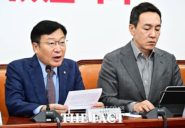 정점식 국민의힘 원내대표(왼쪽 세번째)가 22일 오전 서울 여의도 국회에서 열린 최고위원회의에 참석해 모두발언을 하고 있다. /국회=배정한 기자