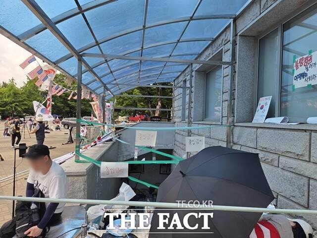 1-3 출입구 지하 통로 입구는 청테이프로 막혀 있었다. 주변에는 출입금지라고 적힌 종이 여러 장이 붙어 있었고, 계단에는 사람 출입이 보여야 하므로 아무것도 붙이지 마세요라는 안내문이 적혀 있었다. /안디모데 기자