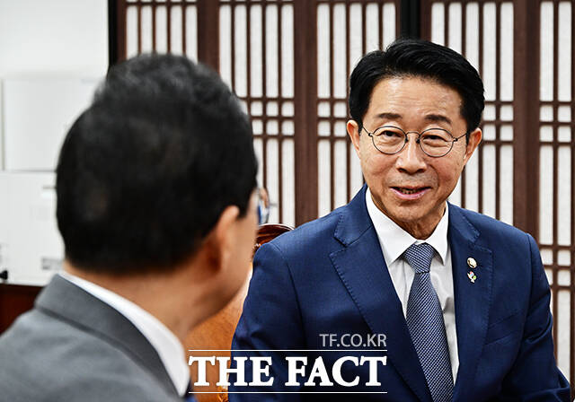 조정식 국회의장이 22일 오후 서울 여의도 국회에서 박홍근 기획예산처 장관(왼쪽)을 접견하며 기념사진 촬영을 하고 있다. /국회=배정한 기자
