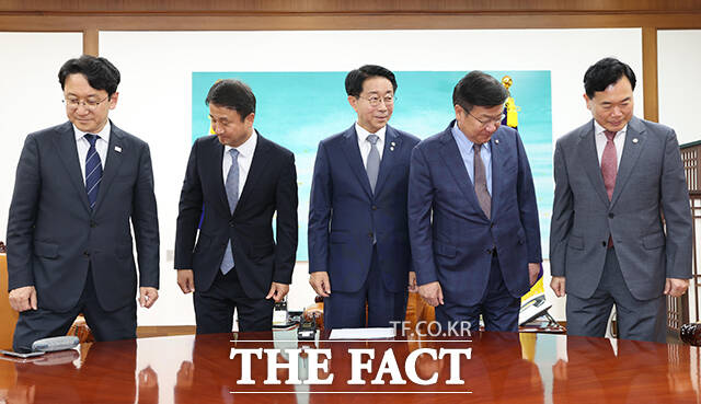 조정식 국회의장과 한병도 더불어민주당 원내대표, 정점식 국민의힘 원내대표가 22일 오후 서울 여의도 국회에서 열린 국회의장 주재 원내대표 회동에 참석해 기념사진 촬영을 하고 있다. 왼쪽부터 천준호 더불어민주당 원내운영수석부대표, 한 원내대표, 조 의장, 정 원내대표, 김승수 국민의힘 원내운영수석부대표. /국회=배정한 기자