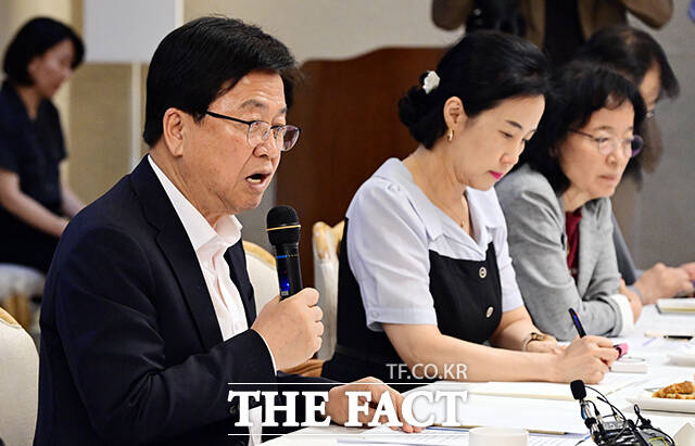 최교진 교육부 장관이 22일 오후 서울 종로구 정부서울청사에서 열린 6차 교육진담 간담회에 참석해 모두발언을 하고 있다. /임영무 기자