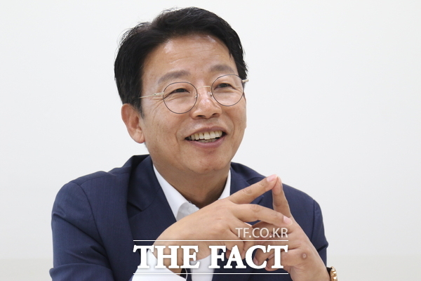 김찬술 대전시 대덕구청장 당선인이 지난 19일 <더팩트>와 인터뷰를 진행하고 있는 모습. /정예준 기자