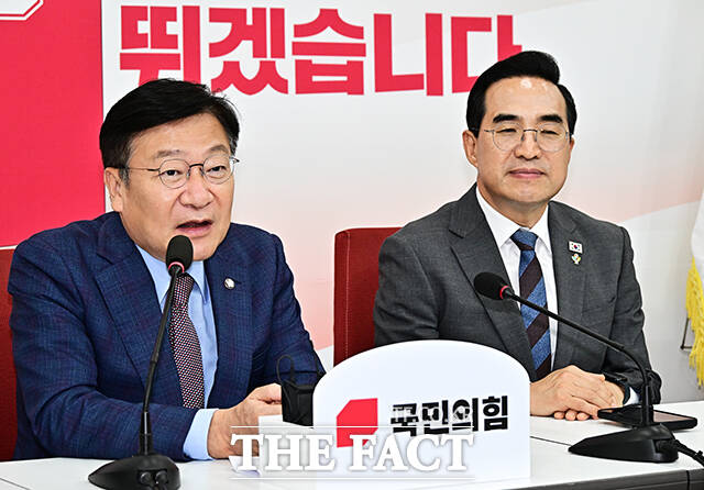 정점식 국민의힘 원내대표(왼쪽)가 22일 오후 서울 여의도 국회에서 박홍근 기획예산처 장관을 접견하며 기념사진 촬영을 하고 있다. /국회=배정한 기자