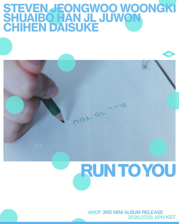 아홉은 미니 3집 'RUN TO YOU' 티저 포스터를 공개했다. 청량한 블루톤 색감과 종이 위에 'R_ _ TO YOU'를 적는 손이 눈길을 사로잡는다. /F&F엔터