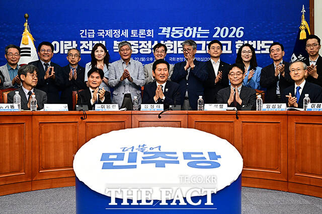 정청래 더불어민주당 대표(가운데)가 22일 오후 서울 여의도 국회에서 열린 긴급 국제정세 토론회 '격동하는 2026 : 이란 전쟁, 북중 정상회담 그리고 한반도'에 참석해 기념사진 촬영을 하고 있다. /국회=배정한 기자