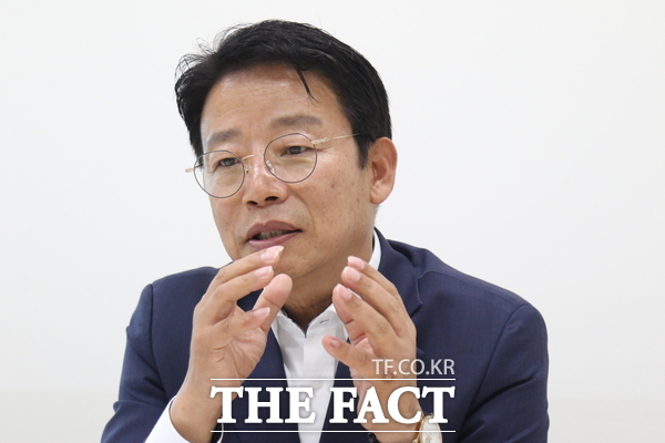 김찬술 대전시 대덕구청장 당선인이 지난 19일 <더팩트>와 인터뷰를 진행하고 있는 모습. /정예준 기자