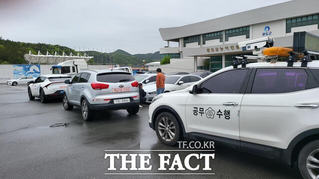 전남도가 지방세 체납 차량을 단속하고 있다. /전남도