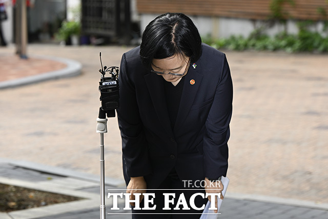 한성숙 국무총리 후보자가 22일 오전 서울 종로구 금융감독원 연수원에 마련된 인사청문회 준비 사무실에 출근하며 '모두의 창업' 개인정보 유출 사태에 대해 고개 숙여 사과하고 있다. /송호영 기자