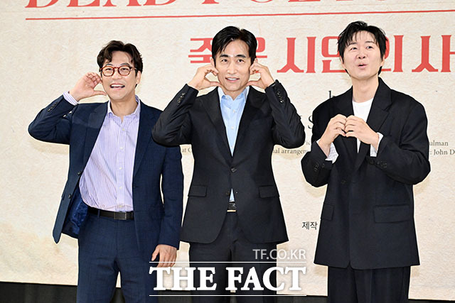배우 김태균과 문성현, 오만석, 조광화 연출, 김용관 프로듀서, 배우 차인표, 연정훈, 이재환, 김락현, 찬희(왼쪽부터)가 22일 오전 서울 종로구 예술가의 집에서 열린 연극 ‘죽은 시인의 사회’ 제작발표회에 참석해 포즈를 취하고 있다. /서예원 기자