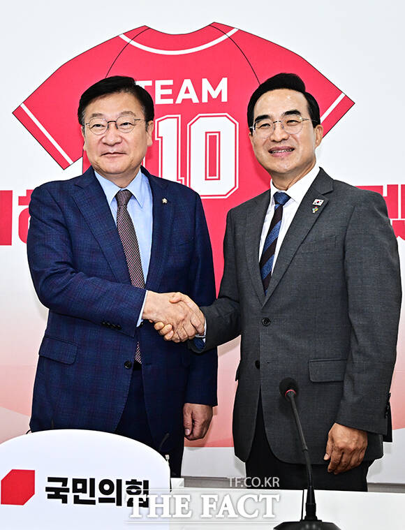 정점식 국민의힘 원내대표(왼쪽)가 22일 오후 서울 여의도 국회에서 박홍근 기획예산처 장관을 접견하며 기념사진 촬영을 하고 있다. /국회=배정한 기자