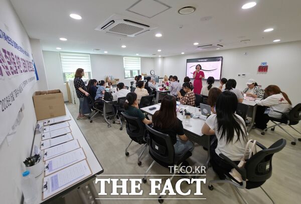 대전보건대학교 통합 늘·돌봄센터가 17일과 19일, 2일 동안 대전동구통합가족센터 2층 한국어교육실에서 다문화 가족(결혼이민자 여성)들을 위한 'K-뷰티 교육'을 진행했다. /대전보건대학교
