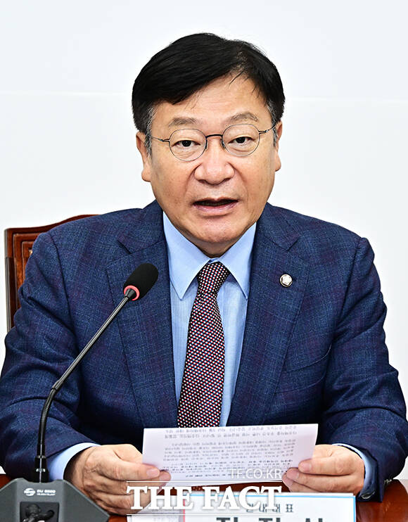 정점식 국민의힘 원내대표(왼쪽 세번째)가 22일 오전 서울 여의도 국회에서 열린 최고위원회의에 참석해 모두발언을 하고 있다. /국회=배정한 기자