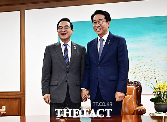조정식 국회의장이 22일 오후 서울 여의도 국회에서 박홍근 기획예산처 장관(왼쪽)을 접견하며 기념사진 촬영을 하고 있다. /국회=배정한 기자