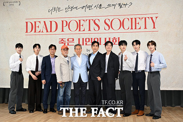 배우 김태균과 문성현, 오만석, 조광화 연출, 김용관 프로듀서, 배우 차인표, 연정훈, 이재환, 김락현, 찬희(왼쪽부터)가 22일 오전 서울 종로구 예술가의 집에서 열린 연극 ‘죽은 시인의 사회’ 제작발표회에 참석해 포즈를 취하고 있다. /서예원 기자