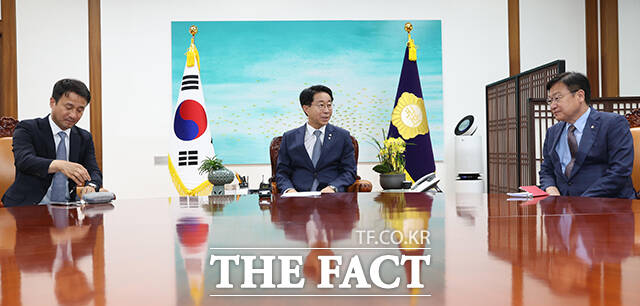 조정식 국회의장과 한병도 더불어민주당 원내대표, 정점식 국민의힘 원내대표가 22일 오후 서울 여의도 국회에서 열린 국회의장 주재 원내대표 회동에 참석해 기념사진 촬영을 하고 있다. 왼쪽부터 천준호 더불어민주당 원내운영수석부대표, 한 원내대표, 조 의장, 정 원내대표, 김승수 국민의힘 원내운영수석부대표. /국회=배정한 기자