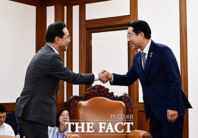 조정식 국회의장이 22일 오후 서울 여의도 국회에서 박홍근 기획예산처 장관(왼쪽)을 접견하며 기념사진 촬영을 하고 있다. /국회=배정한 기자
