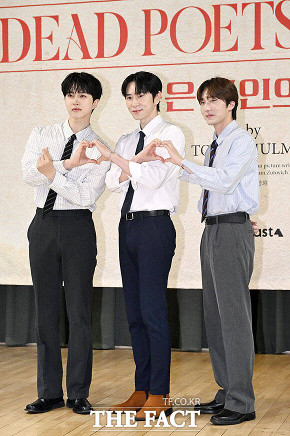 배우 김태균과 문성현, 오만석, 조광화 연출, 김용관 프로듀서, 배우 차인표, 연정훈, 이재환, 김락현, 찬희(왼쪽부터)가 22일 오전 서울 종로구 예술가의 집에서 열린 연극 ‘죽은 시인의 사회’ 제작발표회에 참석해 포즈를 취하고 있다. /서예원 기자