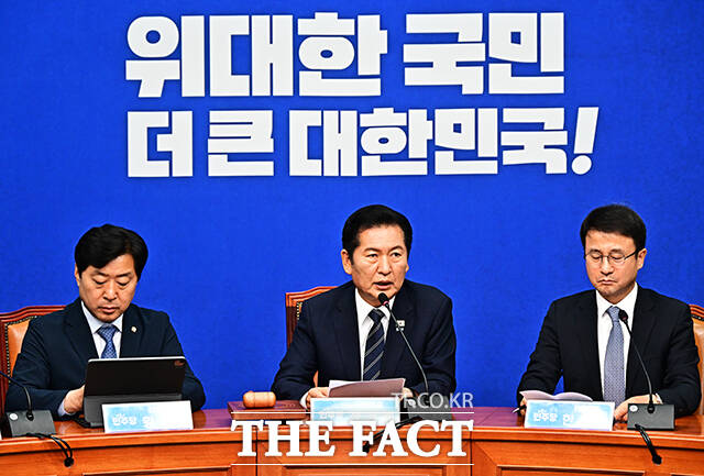 정청래 더불어민주당 대표가 22일 오전 서울 여의도 국회에서 열린 최고위원회의에 참석해 모두발언을 하고 있다. /국회=배정한 기자