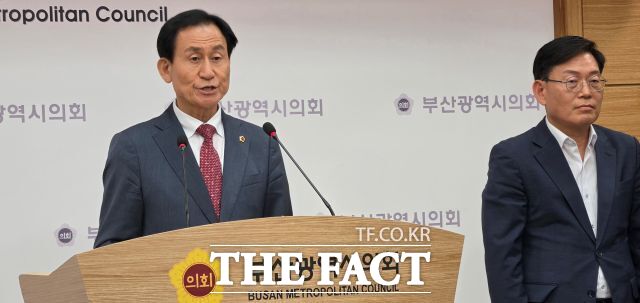 강무길 당선인과 박종철 당선인이 22일 부산시의회 브리핑룸에서 각각 부산시의회 전반기 의장과 원내대표 선거 출마 기자회견을 하고 있다. / 부산시의회