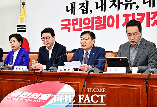 정점식 국민의힘 원내대표(왼쪽 세번째)가 22일 오전 서울 여의도 국회에서 열린 최고위원회의에 참석해 모두발언을 하고 있다. /국회=배정한 기자