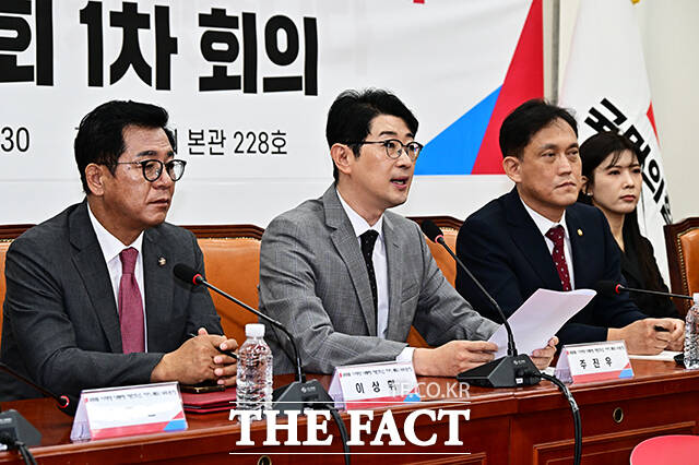 주진우 위원장을 비롯한 위원들이 22일 오전 서울 여의도 국회에서 열린 '국민의힘 이재명 재판취소 저지 특위 1차 회의에 참석해 기념사진 촬영을 하고 있다. 왼쪽부터 박충권 위원, 이상휘 위원, 주 위원장, 김태규 위원, 이소희 위원.
