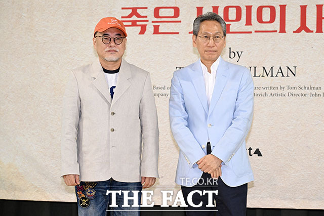 배우 김태균과 문성현, 오만석, 조광화 연출, 김용관 프로듀서, 배우 차인표, 연정훈, 이재환, 김락현, 찬희(왼쪽부터)가 22일 오전 서울 종로구 예술가의 집에서 열린 연극 ‘죽은 시인의 사회’ 제작발표회에 참석해 포즈를 취하고 있다. /서예원 기자