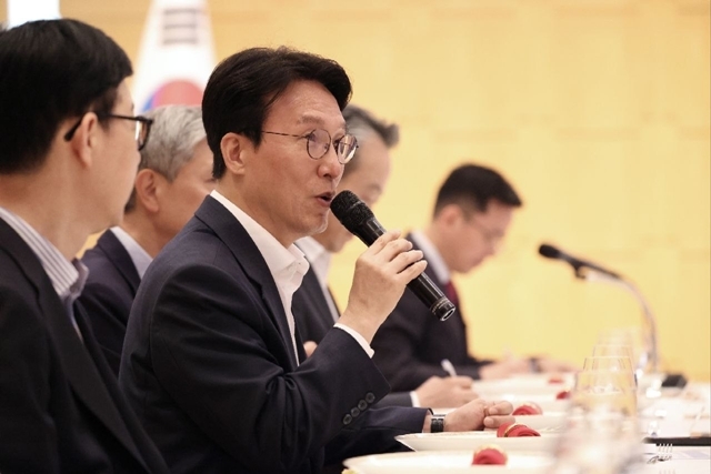 김민석 국무총리는 방중 첫날인 22일 오후 주중 대한민국 대사관저에서 중국 기업인 간담회를 갖고