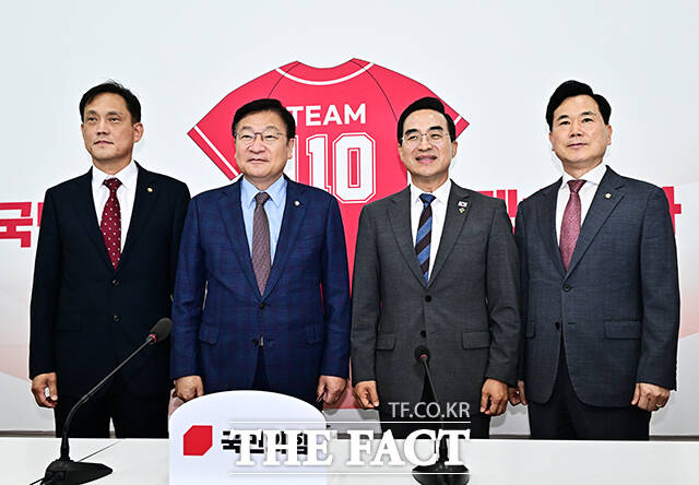 정점식 국민의힘 원내대표(왼쪽)가 22일 오후 서울 여의도 국회에서 박홍근 기획예산처 장관을 접견하며 기념사진 촬영을 하고 있다. /국회=배정한 기자