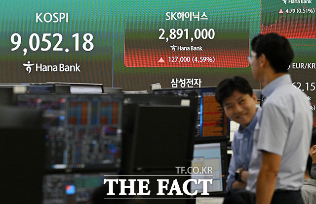 SK하이닉스가 삼성전자를 제치고 코스피 시가총액 1위 기업으로 올라선 22일 오후 서울 중구 하나은행 본점 딜링룸에 지수가 표시되고 있다. /서예원 기자