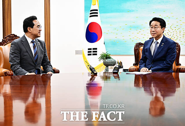 조정식 국회의장이 22일 오후 서울 여의도 국회에서 박홍근 기획예산처 장관(왼쪽)을 접견하며 기념사진 촬영을 하고 있다. /국회=배정한 기자