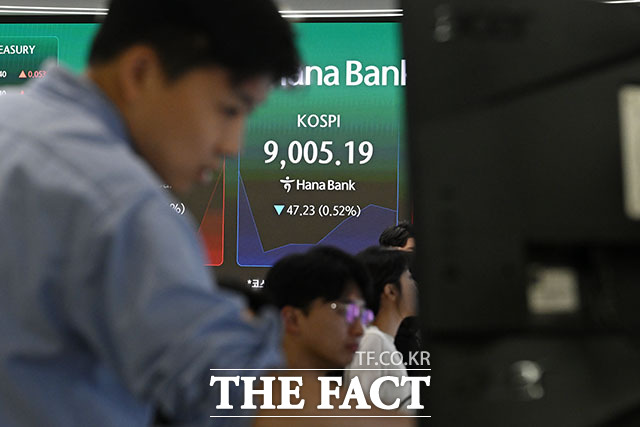 도널드 트럼프 미국 대통령이 이란을 향해 추가 군사행동을 경고하면서 미·이란 평화 협상에 대한 우려가 커진 가운데 22일 오전 서울 중구 하나은행 본점 딜링룸 전광판에 코스피가 표시되고 있다. /서예원 기자
