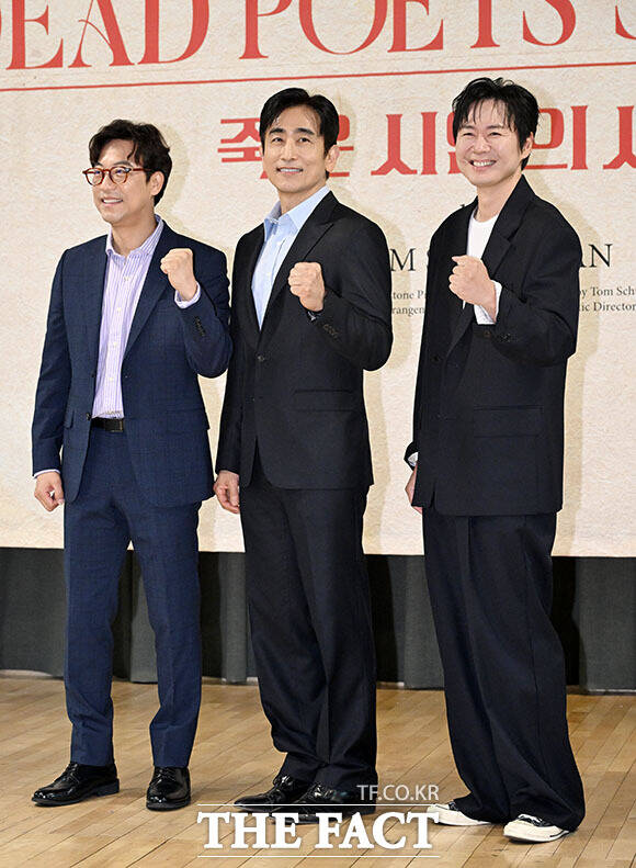 배우 김태균과 문성현, 오만석, 조광화 연출, 김용관 프로듀서, 배우 차인표, 연정훈, 이재환, 김락현, 찬희(왼쪽부터)가 22일 오전 서울 종로구 예술가의 집에서 열린 연극 ‘죽은 시인의 사회’ 제작발표회에 참석해 포즈를 취하고 있다. /서예원 기자