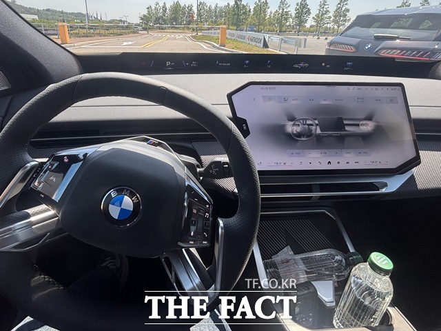 더 뉴 BMW iX3 실내 모습. /황지향 기자