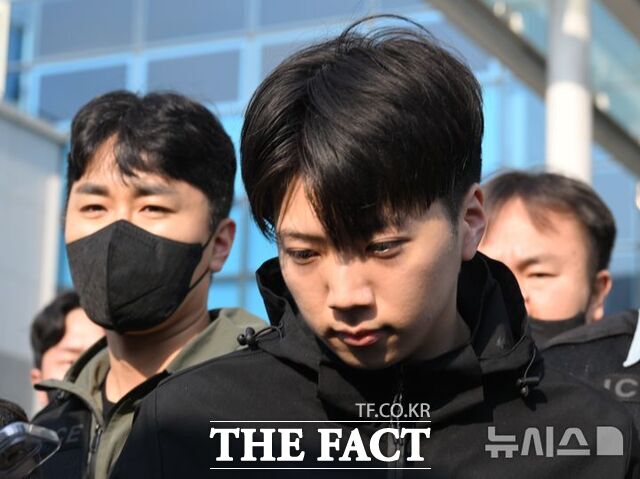 살인 혐의 등을 받는 장윤기(23) 씨가 5월 14일 오전 광주 서구 서부경찰서에서 검찰로 송치되고 있다. /뉴시스