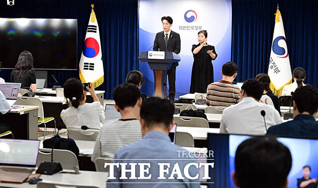 노용석 중소벤처기업부 1차관이 22일 오후 서울 종로구 정부서울청사에서 모두의창업 개인정보 유출 사태와 관련한 진행 현황 및 향후 운영 방안에 대해 브리핑하고 있다. /임영무 기자