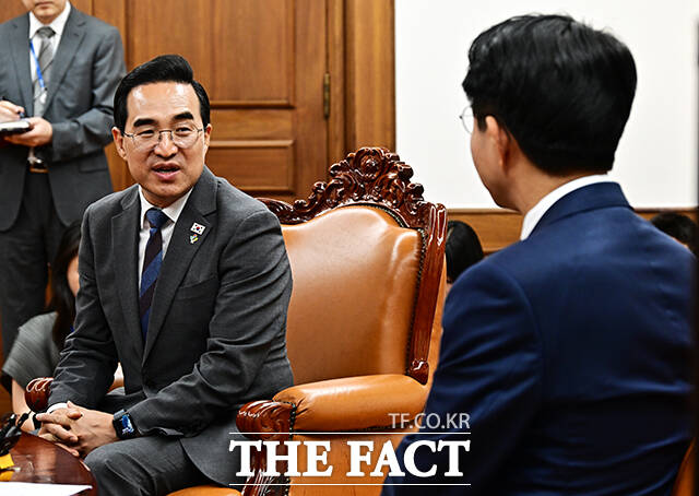 조정식 국회의장이 22일 오후 서울 여의도 국회에서 박홍근 기획예산처 장관(왼쪽)을 접견하며 기념사진 촬영을 하고 있다. /국회=배정한 기자