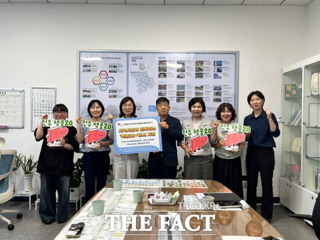 22일 전주시립도서관 꽃심에서 지역서점 8곳이 마련한 기증도서 전달식이 열린 가운데 참석자들이 기념사진을 촬영하고 있다. /전주시