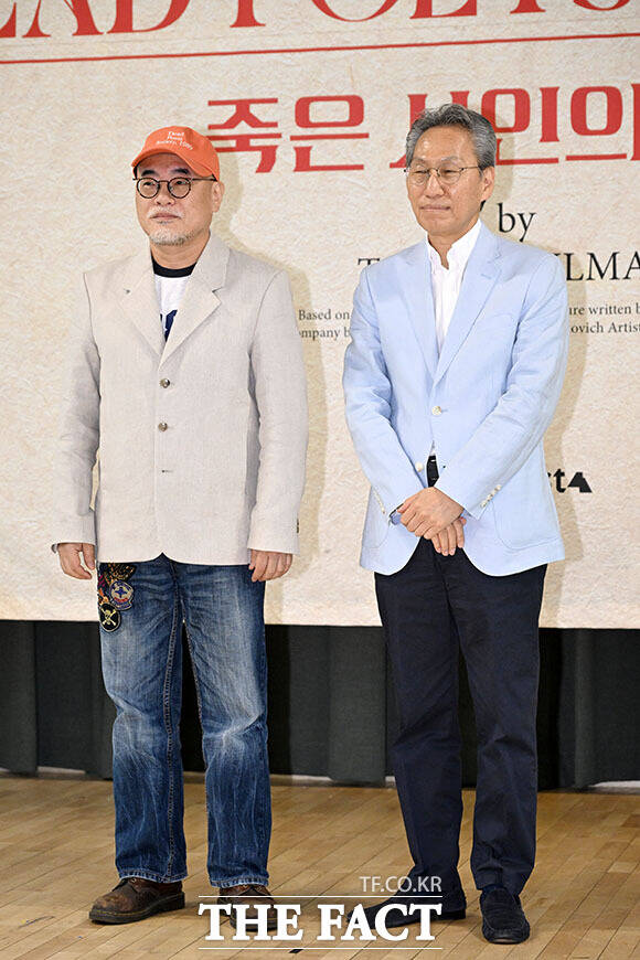 배우 김태균과 문성현, 오만석, 조광화 연출, 김용관 프로듀서, 배우 차인표, 연정훈, 이재환, 김락현, 찬희(왼쪽부터)가 22일 오전 서울 종로구 예술가의 집에서 열린 연극 ‘죽은 시인의 사회’ 제작발표회에 참석해 포즈를 취하고 있다. /서예원 기자
