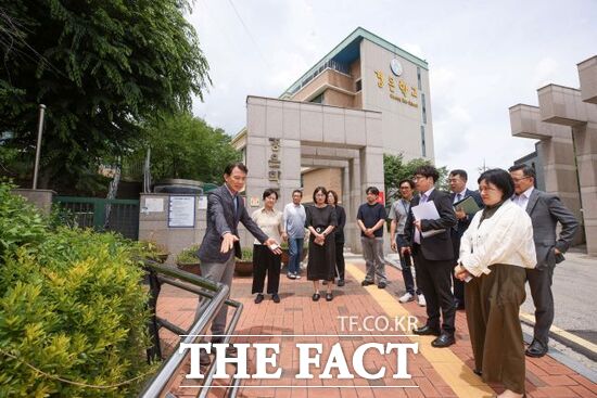 최현덕 남양주시장 당선인(왼쪽)이 22일 경은학교 관계자 등과 함께 학교 앞 국토교통부 소유 소규모 부지를 둘러보며 통학로 개선 필요 사항을 점검하고 있다. /남양주시 인수위