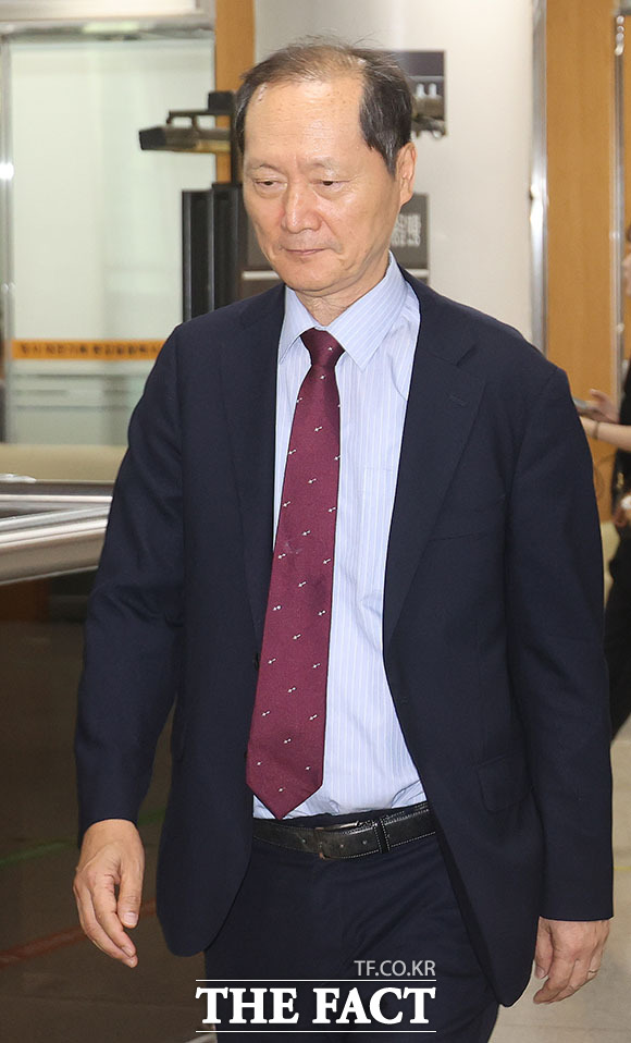 12·3 비상계엄에 가담하고 김건희 여사의 수사 청탁을 들어준 혐의로 기소된 박성재 전 법무부 장관(왼쪽)과 국회증언감정법 위반 혐의로 함께 기소된 이완규 전 법제처장이 22일 오후 서울 서초구 서울중앙지법에서 열린 1심 선고 공판에 출석하고 있다. /서예원 기자