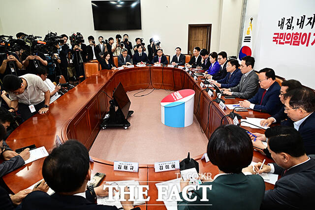 정점식 국민의힘 원내대표(왼쪽 세번째)가 22일 오전 서울 여의도 국회에서 열린 최고위원회의에 참석해 모두발언을 하고 있다. /국회=배정한 기자