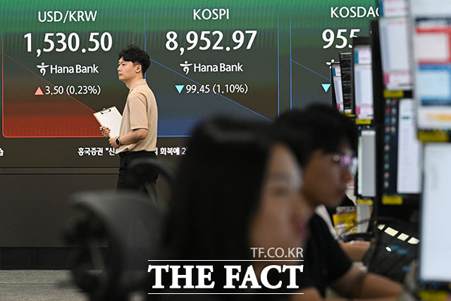 도널드 트럼프 미국 대통령이 이란을 향해 추가 군사행동을 경고하면서 미·이란 평화 협상에 대한 우려가 커진 가운데 22일 오전 서울 중구 하나은행 본점 딜링룸 전광판에 코스피가 표시되고 있다. /서예원 기자