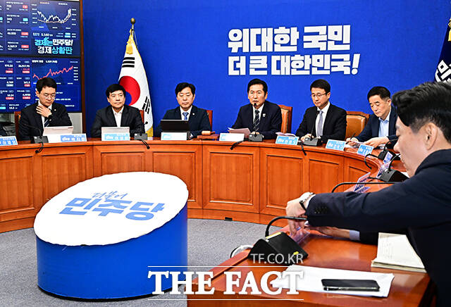 정청래 더불어민주당 대표가 22일 오전 서울 여의도 국회에서 열린 최고위원회의에 참석해 모두발언을 하고 있다. /국회=배정한 기자
