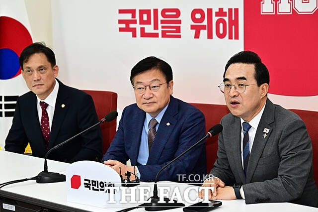 정점식 국민의힘 원내대표(왼쪽)가 22일 오후 서울 여의도 국회에서 박홍근 기획예산처 장관을 접견하며 기념사진 촬영을 하고 있다. /국회=배정한 기자