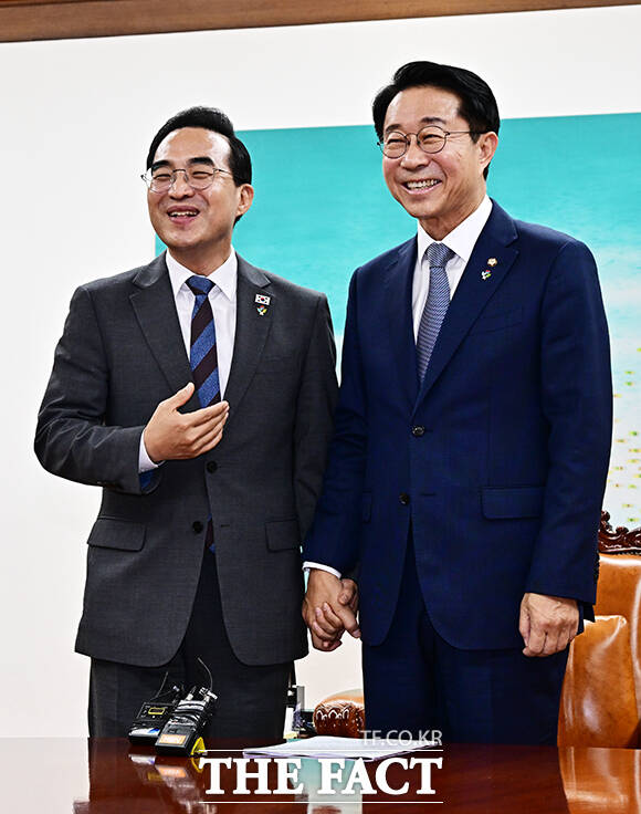조정식 국회의장이 22일 오후 서울 여의도 국회에서 박홍근 기획예산처 장관(왼쪽)을 접견하며 기념사진 촬영을 하고 있다. /국회=배정한 기자