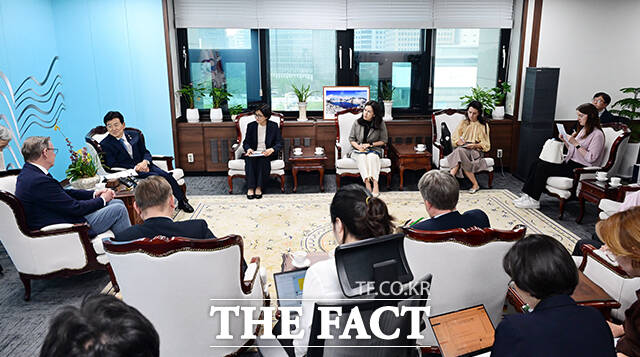 정동영 통일부 장관(오른쪽)이 22일 오후 서울 종로구 정부서울청사에서 보도 라멜로 독일 연방의회 하원 부의장과 면담을 갖고 있다. /임영무 기자