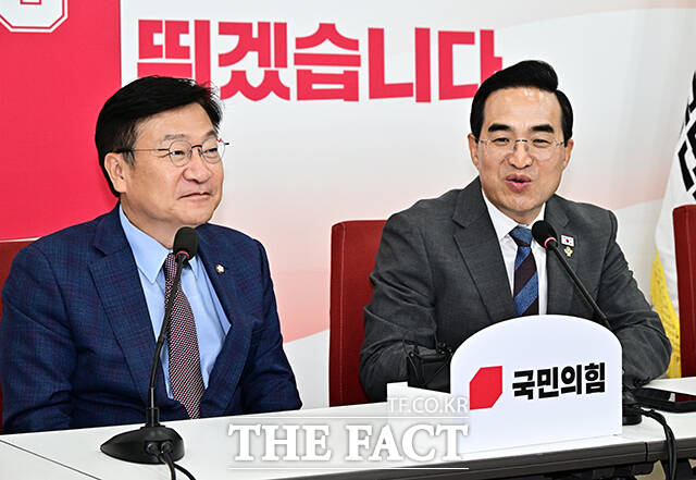 정점식 국민의힘 원내대표(왼쪽)가 22일 오후 서울 여의도 국회에서 박홍근 기획예산처 장관을 접견하며 기념사진 촬영을 하고 있다. /국회=배정한 기자