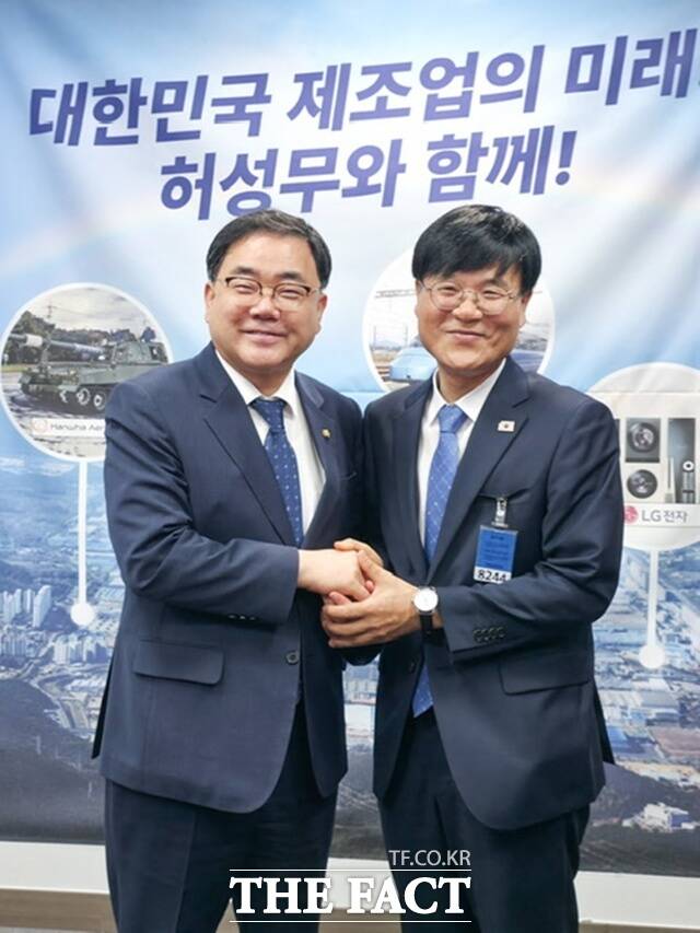 변광용(오른쪽) 거제시장이 허성무 국회의원을 만나 조선업 인력 문제에 대해 의견을 나눴다. /거제시